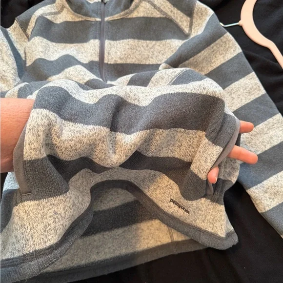 Patagonia Zip-Up 1/2 zip in dark Gray and light grey Stripes kangaroo pocket - Picture 14 of 16